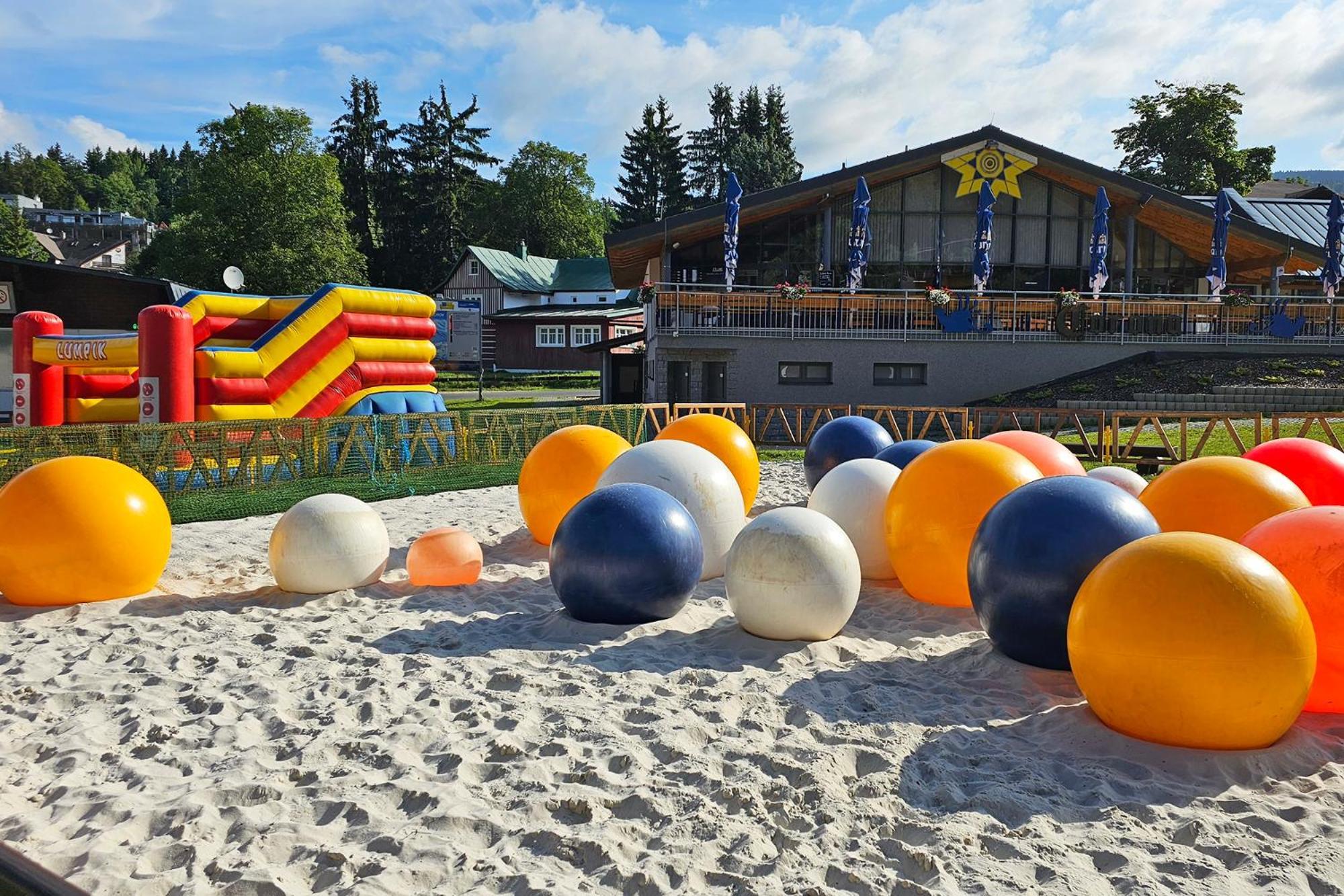 Enjoyharrachov - Atraktivni Slunny Klimatizovany Apartman 14 V Centru Harrachova Se Saunou, Parkovanim, Wifi-Wlan, Sat, Herni Konzoli, Pc S Win 10, Netflix Zdarma A Moznosti Dobijeni Auta S Jedinecnym Vyhledem Na Certovu Horu Se Skokanskymi Mustky Exterior foto