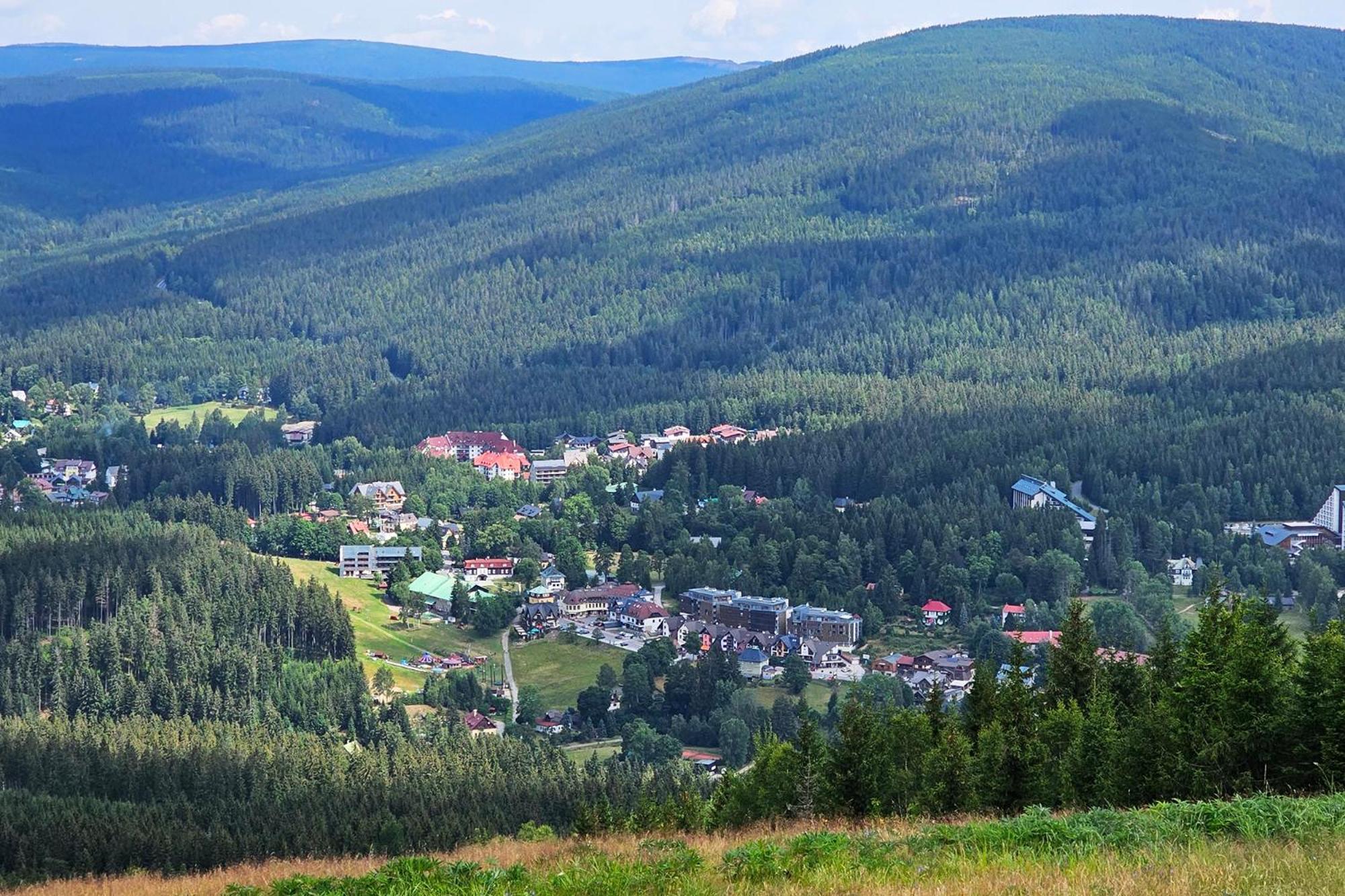 Enjoyharrachov - Atraktivni Slunny Klimatizovany Apartman 14 V Centru Harrachova Se Saunou, Parkovanim, Wifi-Wlan, Sat, Herni Konzoli, Pc S Win 10, Netflix Zdarma A Moznosti Dobijeni Auta S Jedinecnym Vyhledem Na Certovu Horu Se Skokanskymi Mustky Exterior foto