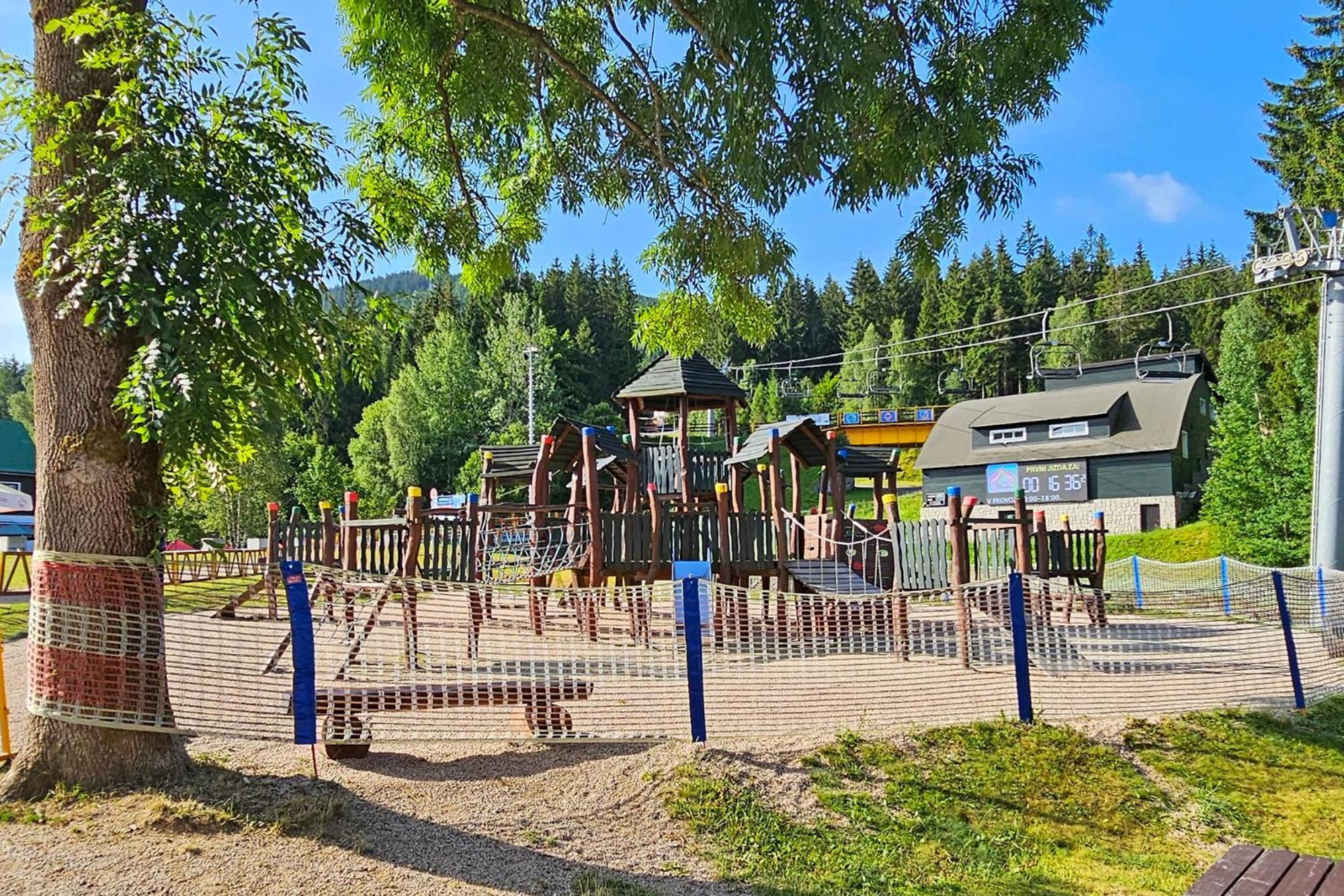 Enjoyharrachov - Atraktivni Slunny Klimatizovany Apartman 14 V Centru Harrachova Se Saunou, Parkovanim, Wifi-Wlan, Sat, Herni Konzoli, Pc S Win 10, Netflix Zdarma A Moznosti Dobijeni Auta S Jedinecnym Vyhledem Na Certovu Horu Se Skokanskymi Mustky Exterior foto